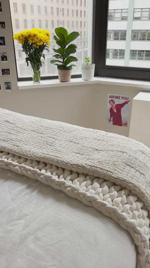 CalmKnit™ Weighted
Blankets video